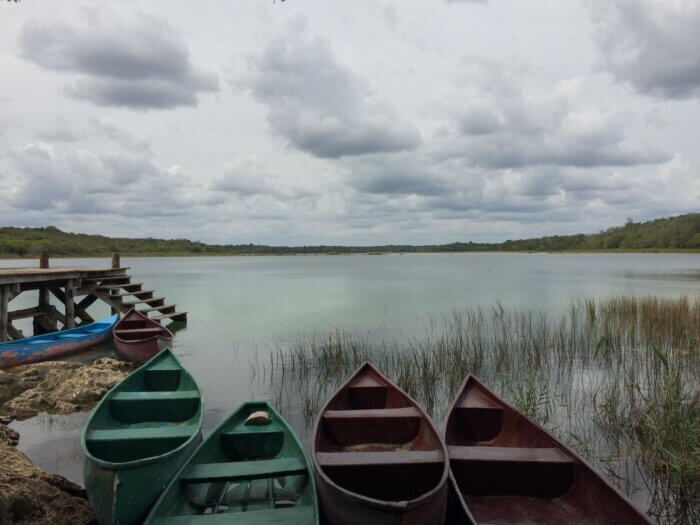 Jezero a barevné dřevěné loďky u rezervace opice pavoučí na poloostrově Yucatán