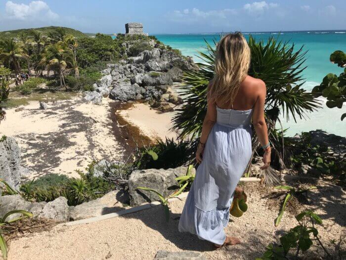 Výhled na hlavní chrám Tulum nad karibským mořem na Riviera Maya na poolostrově Yucatan v Mexiku