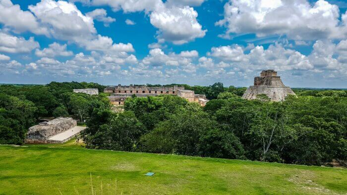 Pohled na džungli a pyramidy kompexu Uxmal na poloostrově Yucatan v Mexiku