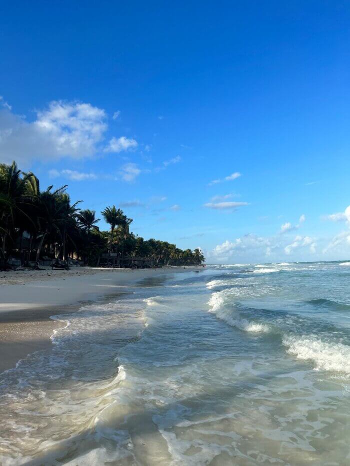 Pohled na karibik a bilý písek na pláži v Tulum v Mexiku