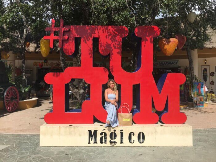 Červený nápis TULUM Mágico u mayských ruin Tulum v Mexiko na poloostrově Yucatan