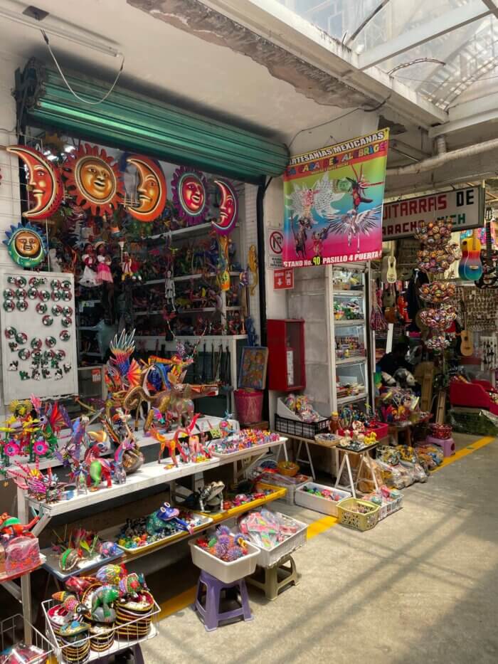 Stánek s barevnými alebrijes na tržišti La Ciudadela - co dělat v Mexico City