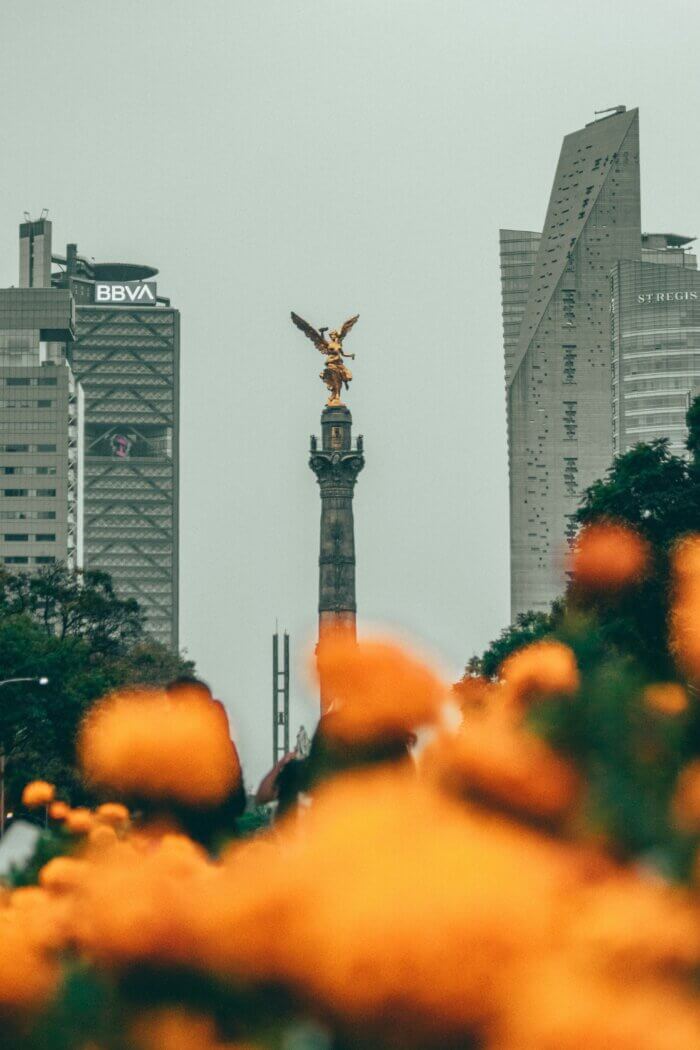 El Ángel de la Independencia – symbol nezávislosti a jeden z nejznámějších památníků Mexico City s výzdobou z květin k Día de muertos.
