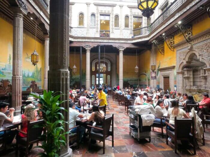 Vnitřní patio restaurace Sanborns v historické budově Casa de los Azulejos v Mexico City.
