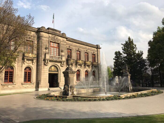 Nádvoří hradu Castillo de Chapultepec v Mexico City s historickými sloupy a  fontánou