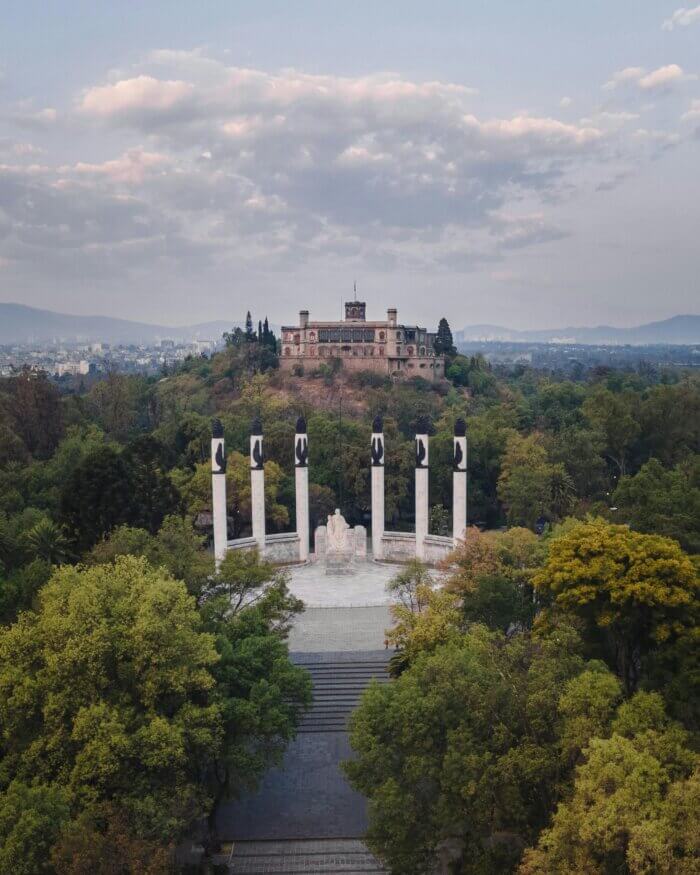 Letecký pohled na hrad Castillo de Chapultepec a Monumento a los Niños Héroes uprostřed zeleně parku Chapultepec v Mexico City