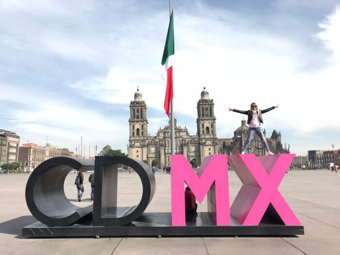 Průvodce po Mexico City - Zócalo v Mexico City s ikonickými písmeny CDMX a mexickou vlajkou.