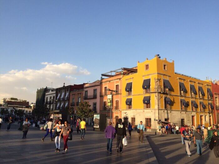 Centro Histórico v Mexico City – ulice plná barevných budov a života.