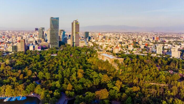 Letecký pohled na Chapultepec a hrad Castillo de Chapultepec v Mexico City – největší městský park v Latinské Americe obklopený moderními mrakodrapy.