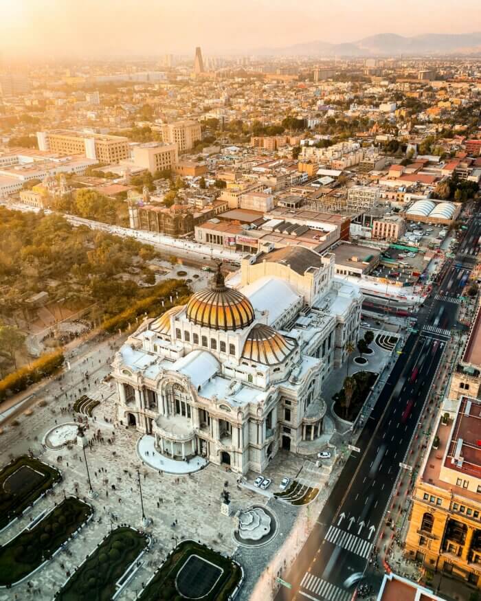 Pohled na palacio de Bellas Artes z Torre Latinoamericana při západu slunce - Mexico City průvodce