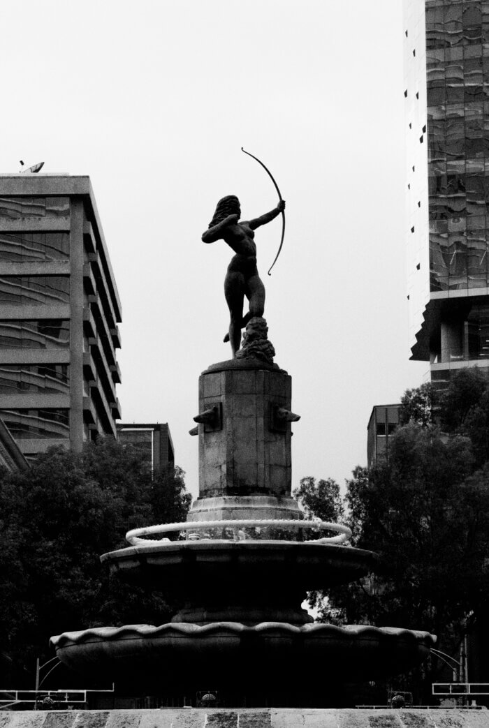 Fontána s sochou Diany lovkyně na Paseo de la Reforma v Mexico City – elegantní symbol ženské síly a svobody.