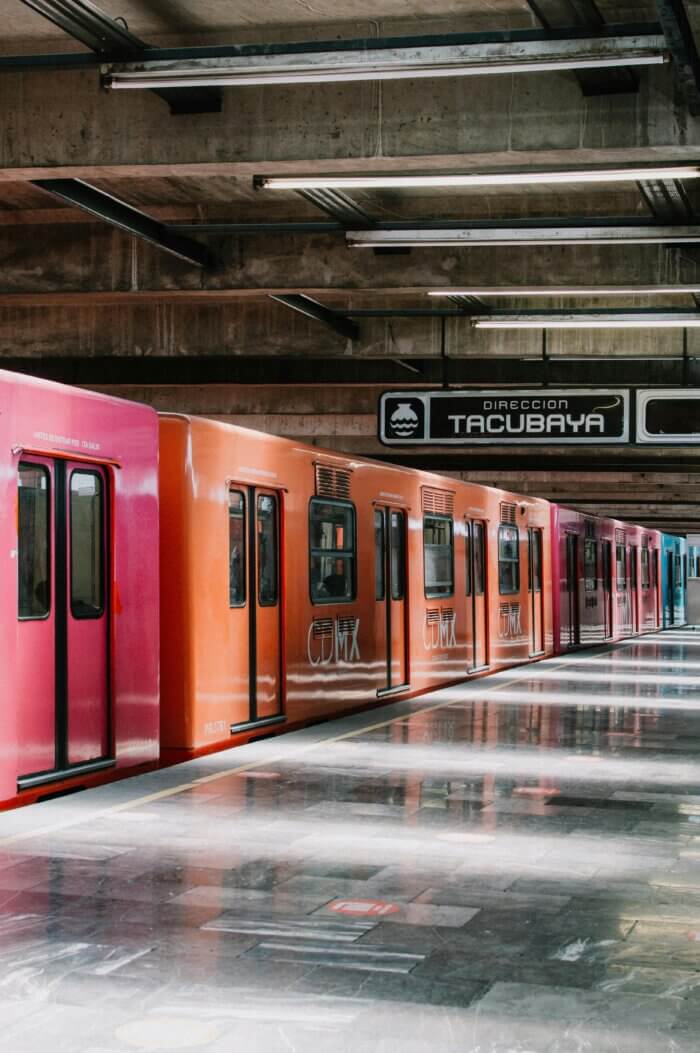 Metro v Mexico City - Oranžové metro ve stanici Tacubaya – nejrychlejší způsob dopravy po Mexico City.
