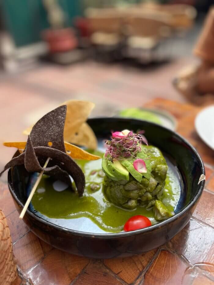 Co jíst v Mexico City - Guacamole, tradiční mexické jídlo s avokádem a zelenou omáčkou v restauraci Los Danzantes v Mexico City.