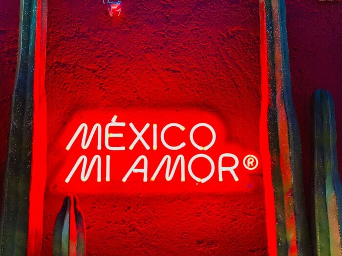 Nápis México mi amor v červeném neonovém světle – typická atmosféra Mexico City.