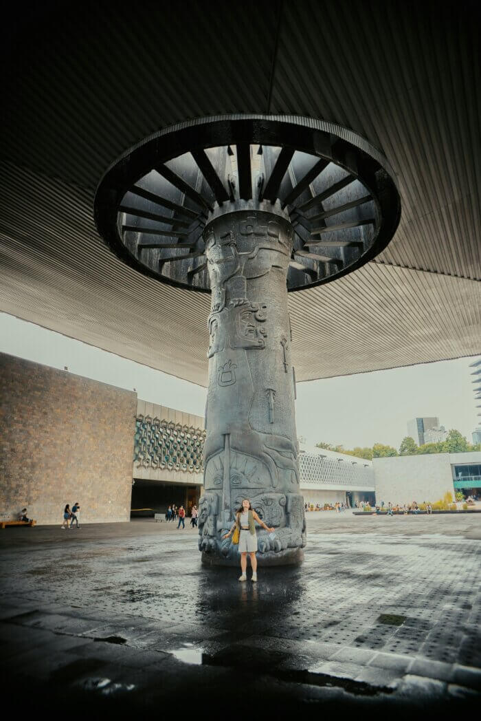 Sloup s reliéfy a vodopádem ve vstupní hale Národního muzea antropologie - co dělat v Mexico City