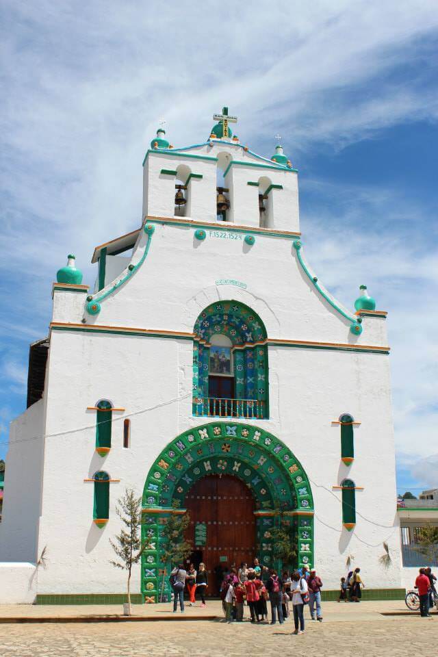 Zajímavosti v Mexiku: Tradiční bílý kostel San Juan Chamula s modrozelenými detaily v horách Chiapasu, známý svými unikátními rituály.