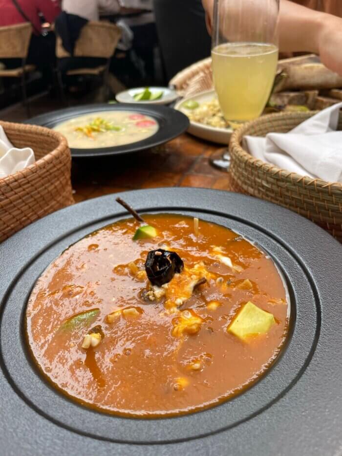Tradiční mexická sopa azteca servírovaná v restauraci Los Danzantes v Coyoacánu.