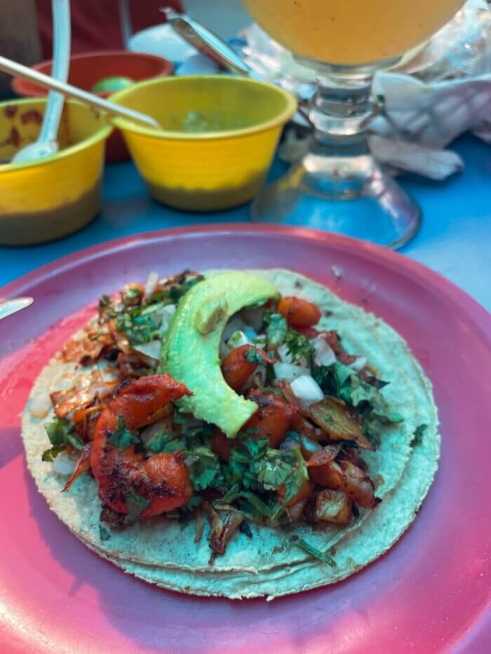 Mexické tacos plněné krevetami, čerstvou zeleninou a pikantní salsou