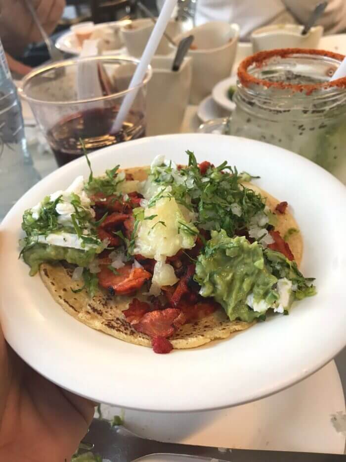 Taco s guacamole, ananasem a koriandrem – oblíbená kombinace v Mexico City.