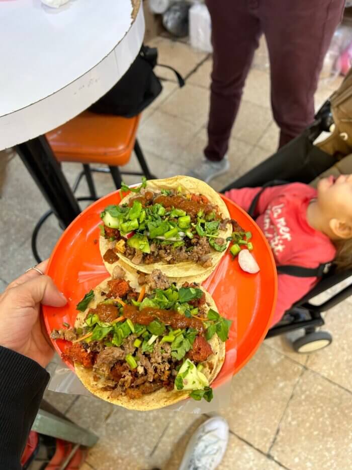 Co jíst v Mexico City? Tacos al pastor s koriandrem a salsou – typické mexické jídlo z ulice Mexico City.