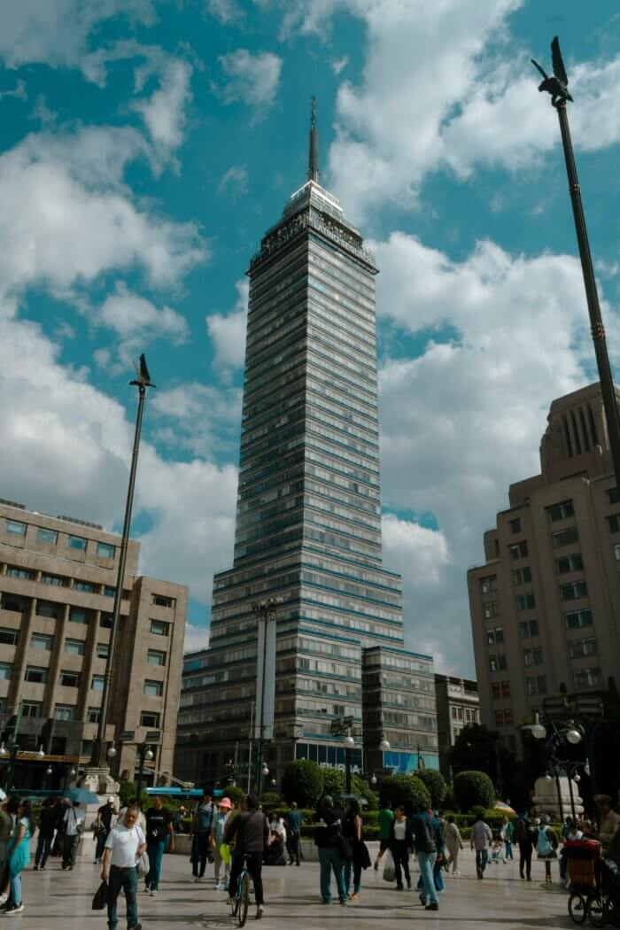 Torre Latinoamericana – slavná vyhlídková věž v Mexico City s panoramatickým výhledem na město.