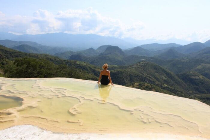 Cestování po Mexiku: Přírodní bazénky Hierve el Agua v horách Oaxacy s tyrkysovou vodou a výhledem do údolí.