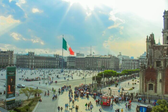 Náměstí Zócalo s obrovskou mexickou vlajkou - Mexico City průvodce. 