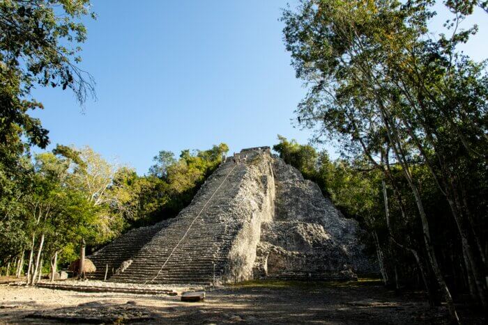 Hlavní pyramida v džungli v mexickém Coba na poloostrově Yucatan