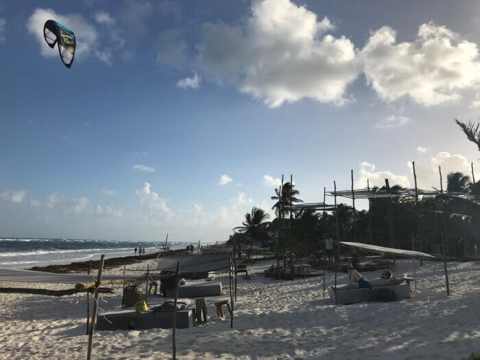 Pláž v mexickém Tulum s kitesurfem 