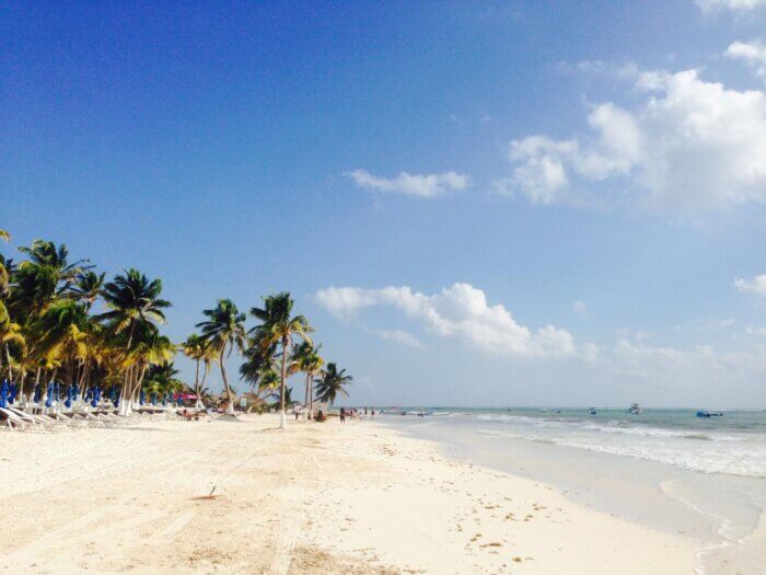 Pohled na palmy, bílý písek a karibské moře na mexické Playa Paraíso v Tulum na poloostrově Yucatan