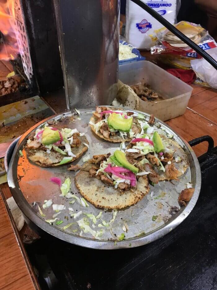 Gril s tacos s masem a avokádem v Tulum