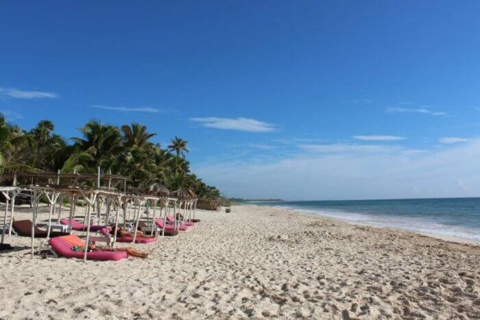 Pláž v Tulum u hotelu Papaya Playa Project