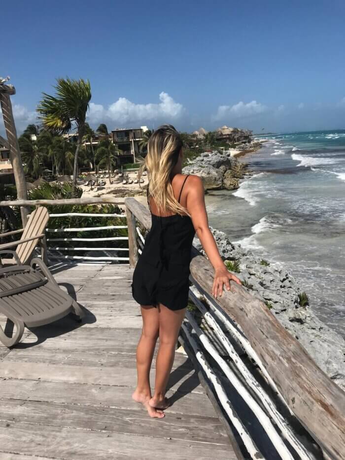 Žena pozorující pláže v Tulum