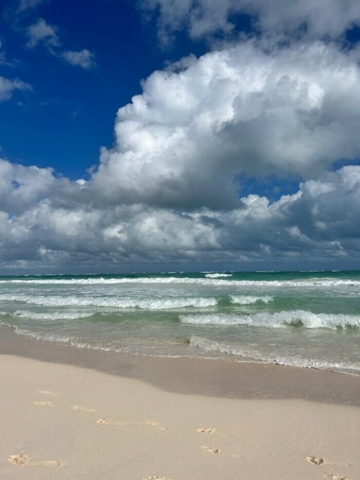 Pohled na bílý písek a tyrkysové moře letoviska Tulum v Mexiku na poloostrově Yucatan