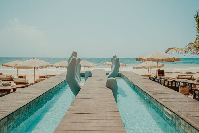 Pohled na pláž u beach clubu v Tulum 